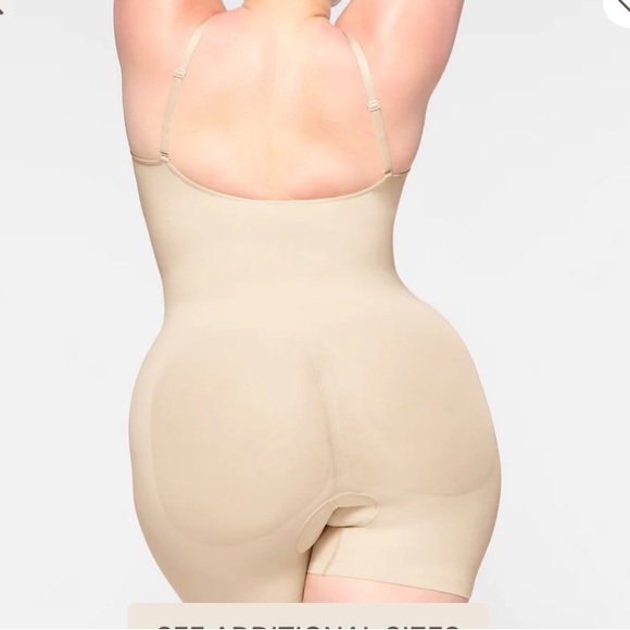 Skims SEAMLESS SCULPT
MID THIGH BODYSUIT NWOT Sand - Picture 3 of 4